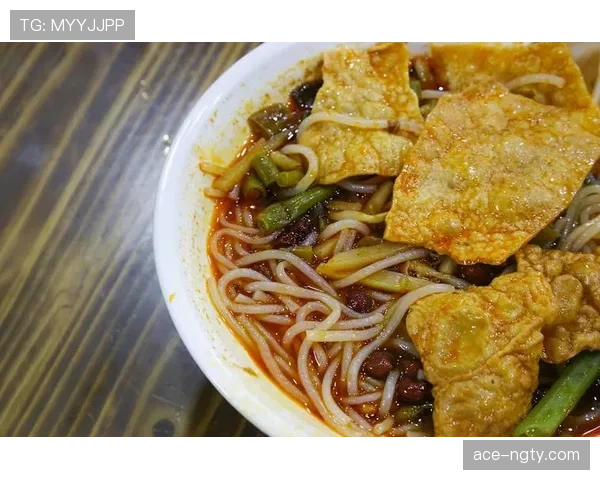刷到陈艺文吃方便面，桌上一圈名牌，我笑到怀疑人生